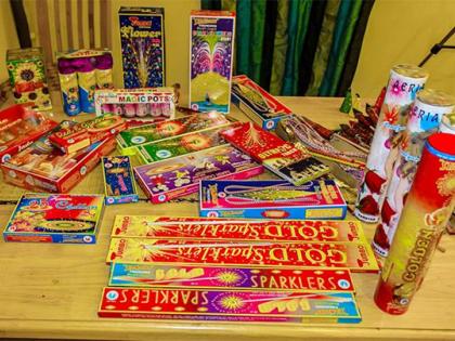 10 lakhs of firecrackers seized in Vadnane | वडवणीत १० लाखांचे फटाके जप्त