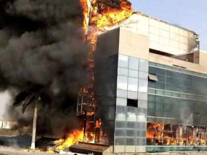 Fire, three-storey building, fire broke out in the godown area | भिवंडीत गोदाम संकुलास आग, तीन मजली इमारत जळून खाक