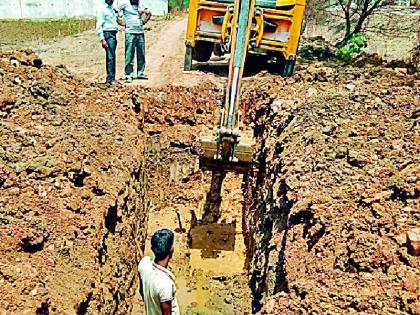 Finally, the start of the repair of the main water channel | अखेर मुख्य जलवाहिनीच्या दुरुस्तीला सुरुवात