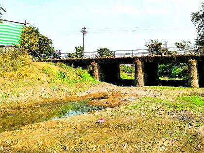 In front of the Mohawk, the doors of the bridge were blocked | मोहाडीत माती घालून पुलाचे दरवाजे अडविले