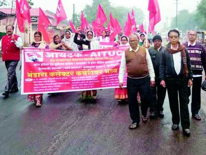 In front of the District Office in compensation | भरपावसात जिल्हा कचेरीवर मोर्चा