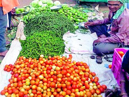 Vegetables are being sold in a cottage shop | भाजीपाला विकला जातोय कवडीमोल भावात