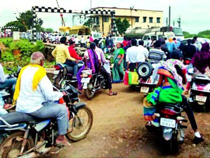 One kilometer from Devaadi vehicles due to technological failure of railway gate | रेल्वे फाटकाच्या तांत्रिक बिघाडाने देव्हाडीत वाहनांची एक किमी रांग