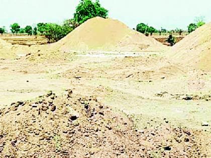 Illegal extraction of sand on Narva sand dunes | नरव्हा रेती घाटावर रेतीचा अवैध उपसा