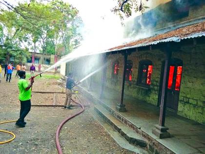 Buldana: A fire broke out in a school room, burning old records | बुलडाणा : शाळेच्या खोलीला आग, जुने रेकॉर्ड जळून खाक