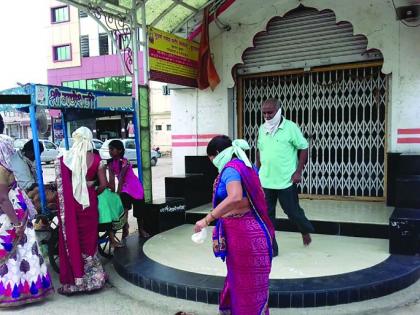 Temples closed: Devotees had to take darshan from outside the temple | मंदिरे बंदच: भक्तांना मंदिराबाहेरूनच घ्यावे लागले दर्शन