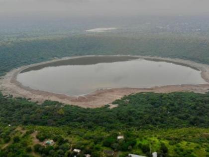 Water is the only problem in measuring water level in Lonar Lake! | लोणार सरोवर पाणीपातळी मोजण्यात पाण्याचीच अडचण!