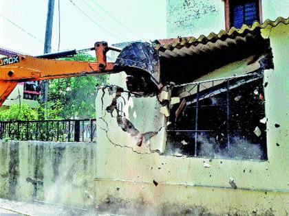 Action taken at Satpur: Major action in residential areas | सातपूरला कारवाई : रहिवासी भागातील मोठी कारवाई पक्क्या घरांचे बांधकाम जमीनदोस्त