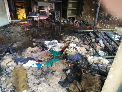 The gas leakage burns the world famous literature | गॅस गळती हाऊन संसार उपयोगी साहीत्य जळून खाक