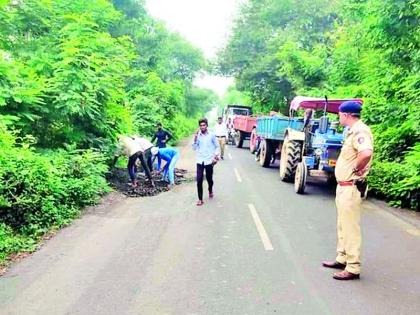 The potholes were filled by the police to prevent accidents | अपघात टाळण्यासाठी ठाणेदारांनीच बुजविले रस्त्यावरील खड्डे