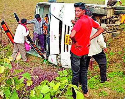 Travels bus got off near Gujgavana village | गुजगव्हान गावाजवळ ट्रॅव्हल्स बस उलटली