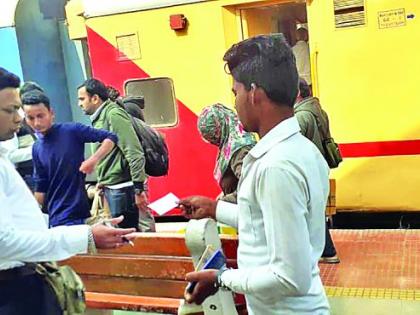 Action on 261 freight train passengers | फुकट प्रवास करणाऱ्या २६१ रेल्वे प्रवाशांवर कारवाई