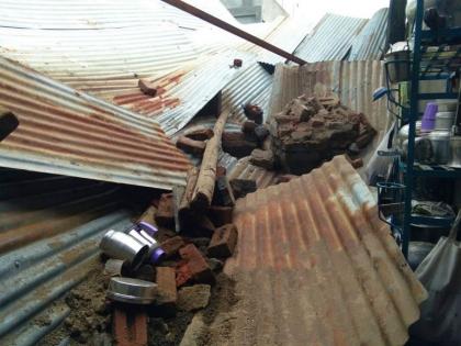 Due to the walls of Dhuntala Godpura wall due to collapse of the utility material | धुळ्यातील देवपुरात भिंत पडल्याने संसारोपयोगी साहित्याचे नुकसान