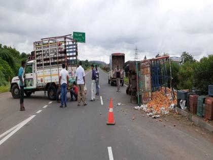 Tempo turned upside down, on the tomato highway | सरवडनजिक टेम्पो उलटला, टमाटे महामार्गावर