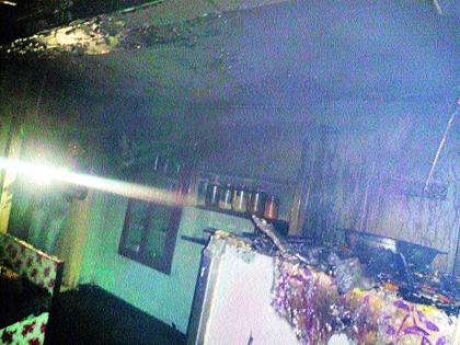 Fire at Parashare Wad in Panchavati fire: Fire broke out | पंचवटीतील पाराशरे वाड्याला आग कपालेश्वर जवळील घटना : आग आटोक्यात