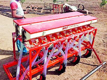 Farmers moving towards sowing instead of paddy ranching | धान रोवणीऐवजी पेरणीकडे वळताहेत शेतकरी