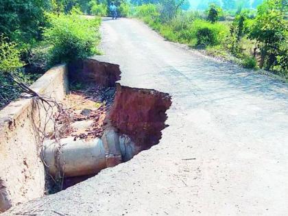The pit near the bridge is dangerous | पुलाजवळील खड्डा धोकादायक The pit near the bridge is dangerous | पुलाजवळील खड्डा धोकादायक