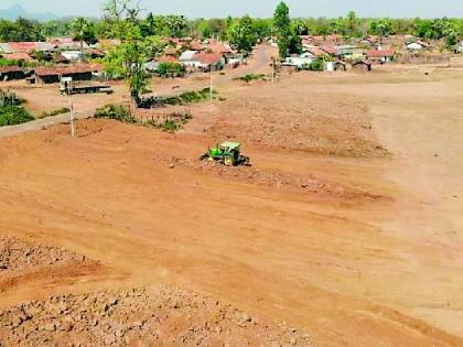 Deepening of the lake through police labor | पोलिसांच्या श्रमदानातून तलावाचे खोलीकरण Deepening of the lake through police labor | पोलिसांच्या श्रमदानातून तलावाचे खोलीकरण