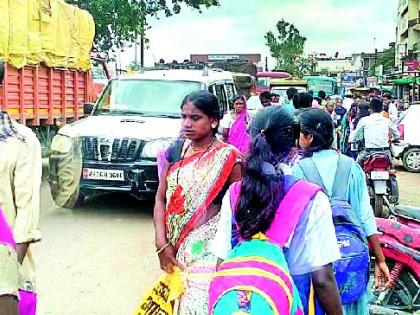 Road crossing due to encroachment | अतिक्रमणामुळे रस्ता झाला अरूंद