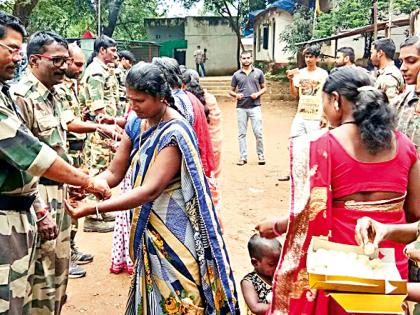 Rakhi tied up brother's message | राखी बांधून दिला बंधुभावाचा संदेश