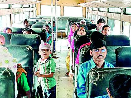 How do you sit in a reserved seat when a woman is standing, brother? | महिला उभी असताना राखीव जागांवर तुम्ही कसे बसता भाऊ?