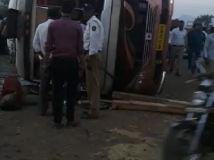 Four killed, 40 injured in Mumbai road crash | मुंबई महामार्गावर अपघातात ४ ठार ४० जखमी