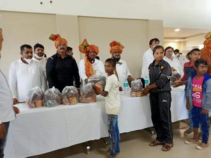 Feeding the wrestlers on behalf of the training team | तालिम संघाच्या वतीने घोटीत पहिलवानांना खुराक