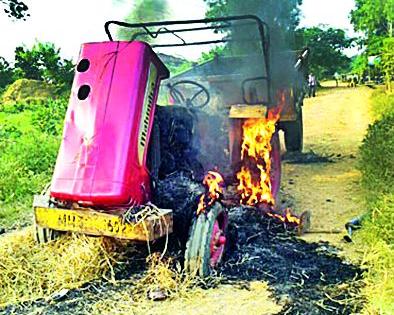  26 trainee tractor burners | ट्रॅक्टर जाळणाºया २६ जणांवर गुन्हा दाखल
