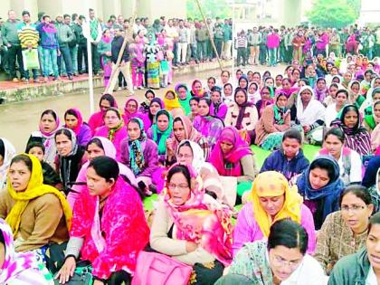 Shocked in government offices due to the closure | संपामुळे शासकीय कार्यालयांमध्ये शुकशुकाट