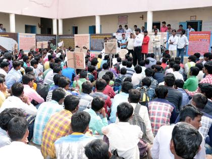  Tribal students take part in the protest movement throughout the day | आदिवासी विद्यार्थ्यांचे दिवसभर धरणे आंदोलन