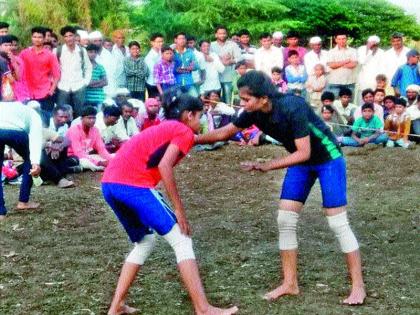 Wrestling Women's Youth Festival | यात्रोत्सवानिमित्त रंगली महिलांची कुस्ती