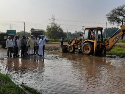 Z.P. The member made a drain to draw stagnant water at his own expense | जि.प. सदस्याने स्वखर्चाने साचलेले पाणी काढण्यासाठी केला नाला