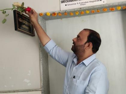 Gandhigiri of Asif Sheikh in Malegaon tehsil office | मालेगावी तहसील कचेरीत आसिफ शेख यांची गांधीगिरी