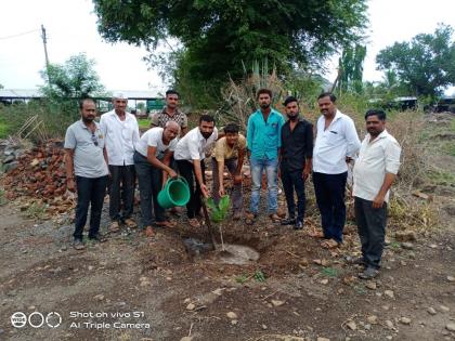 Tree planting on behalf of Shiv Sena at Meshi | मेशी येथील शिवसेनेच्या वतीने वृक्षारोपण