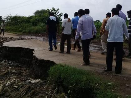 MLA inspects Amlad-Dhanora road | आमलाड-धानोरा खचलेल्या रस्त्याची आमदारांकडून पाहणी MLA inspects Amlad-Dhanora road | आमलाड-धानोरा खचलेल्या रस्त्याची आमदारांकडून पाहणी