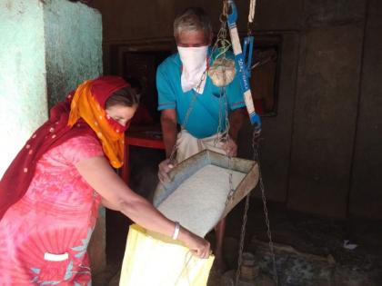 Distribution of foodgrains to 12 lakh beneficiaries during lockdown | लॉकडाऊनचा काळात१२ लाख लाभार्र्थींना धान्य वितरण Distribution of foodgrains to 12 lakh beneficiaries during lockdown | लॉकडाऊनचा काळात१२ लाख लाभार्र्थींना धान्य वितरण