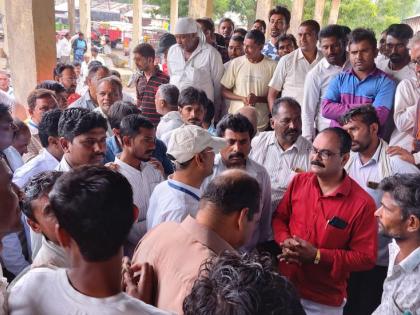 Farmer: Closed auction by | शेतक:यांनी पाडला लिलाव बंद Farmer: Closed auction by | शेतक:यांनी पाडला लिलाव बंद