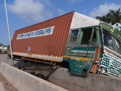Two persons were injured when a container collided with a divider | दुभाजकावर कंटेनर आदळून दोनजण जखमी Two persons were injured when a container collided with a divider | दुभाजकावर कंटेनर आदळून दोनजण जखमी