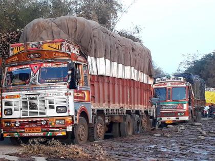 One way traffic congestion | एकेरी मार्गामुळे वाहतुकीचा खोळंबा