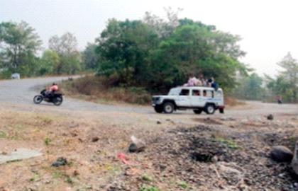 Charanmal Ghat is dangerous for traffic | चरणमाळ घाट ठरतोय वाहतुकीस धोकेदायक