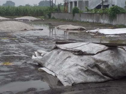 Unseasonal rains flooded the district | जिल्ह्यात बेमोसमी पावसाच्या सरींनी उडाली तारांबळ