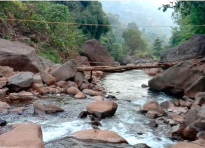 Maliambapada villagers exercise on a bamboo bridge | मालीआंबापाडा ग्रामस्थांची बांबूच्या पुलावरून कसरत