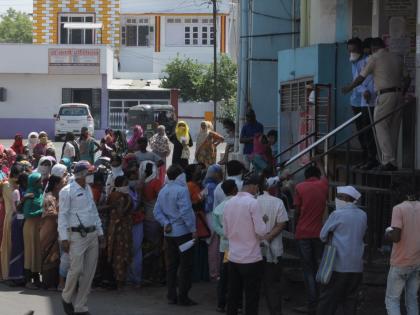 'Distressing' social distancing in banks | बँकांमध्ये सोशल डिस्टन्सिंगची ‘ऐशीतैशी’ 'Distressing' social distancing in banks | बँकांमध्ये सोशल डिस्टन्सिंगची ‘ऐशीतैशी’