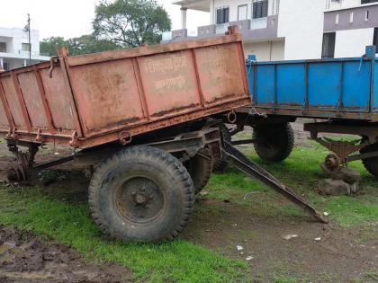 The wheel of tractor trolley lamps from Braraonpuri | ब्राrाणपुरी येथून ट्रॅक्टर ट्रॉलींची चाके लंपास