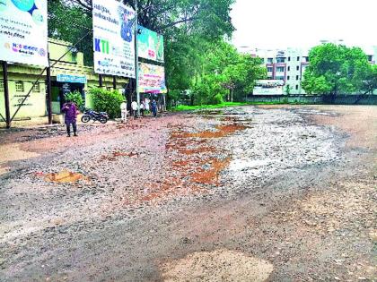 Mud at the Nimani bus stand | निमाणी बसस्थानकात चिखल