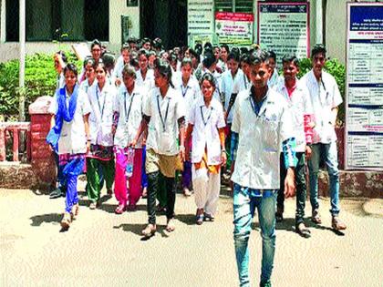 Police in Nursing students run agitation: Complaint against police against additional charges | नर्सिंगच्या विद्यार्थ्यांची पोलिसांत धाव आंदोलन : अतिरिक्त शुल्कविरोधात पोलिसांत तक्रार