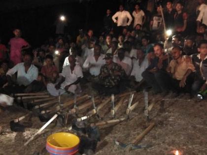 Shramdan of the villagers for drinking water | लोंढ्रीत पाण्यासाठी गावकऱ्यांचे श्रमदान Shramdan of the villagers for drinking water | लोंढ्रीत पाण्यासाठी गावकऱ्यांचे श्रमदान