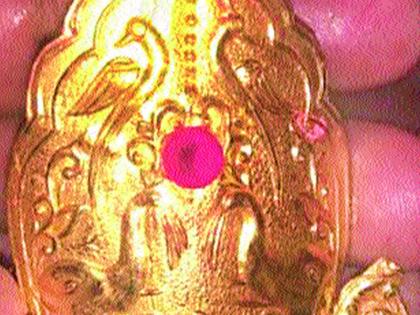 Balaji Parva gold crown in Parola | पारोळा येथील बालाजी चरणी सोन्याचा मुकुट