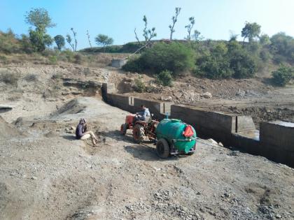  The cement plug bunds raised by the farmers | शेतक-यांनी उभारला सिमेंट प्लग बंधारा