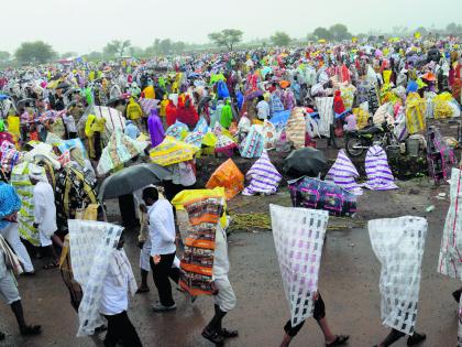 Pandharpur Wari; In the white, the color became one, the drizzle was not soaking in the rain | Pandharpur Wari; पंढरीत अवघा रंग एकची झाला, रिमझिम पावसात चिंबचिंब नाहला